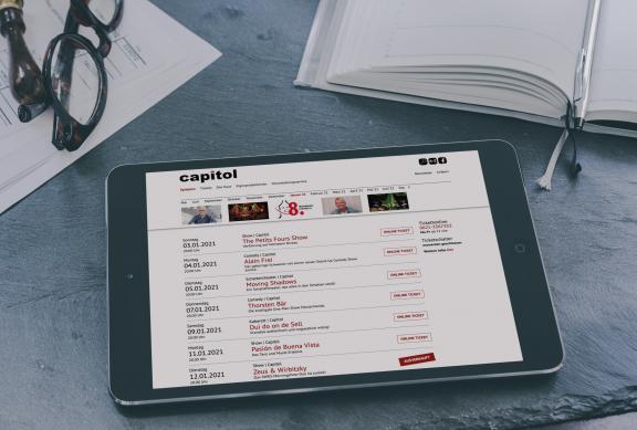 Website des Capitol Mannheim auf einem Tablet-Computer