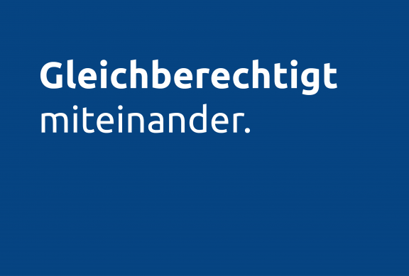 Weißer text auf blauem Hintergrund: Gleichberechtigt miteinander.